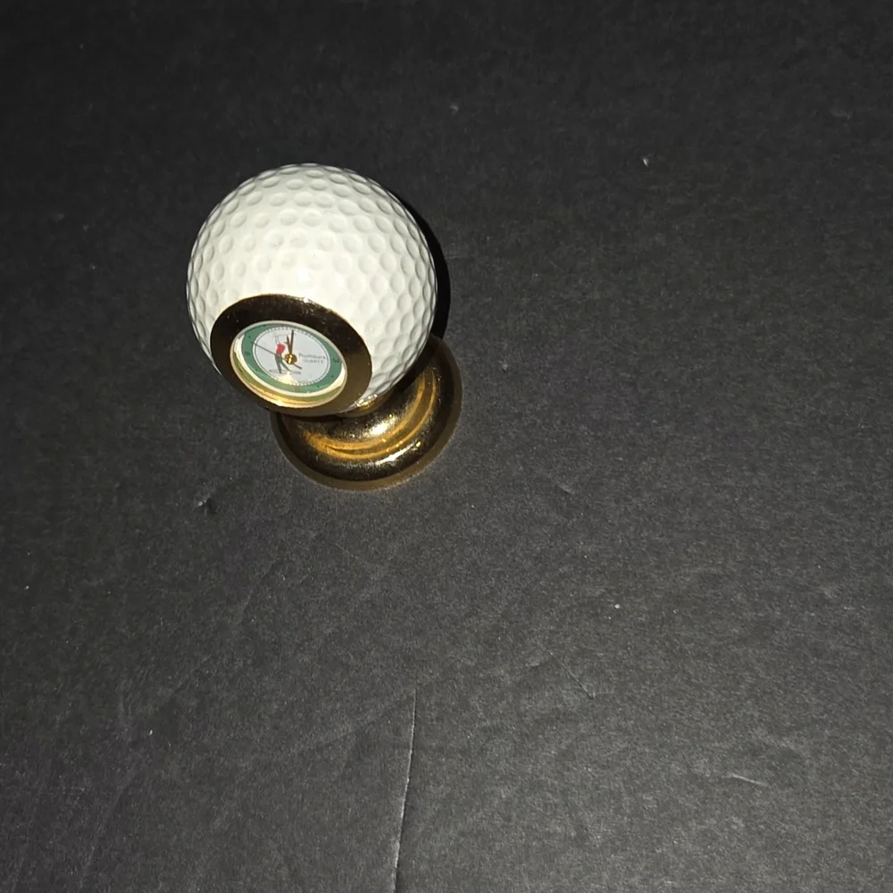 c BEAUTIFUL VINTAGE RUMOURS GOLF BALL QUARTZ CLOCK 2 1/2 TALL BRASS BASE